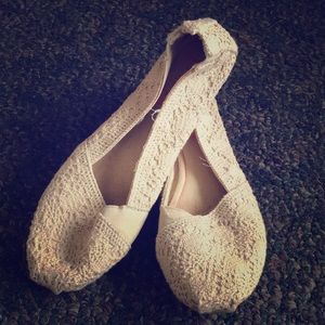 Crocheted women’s flats.
